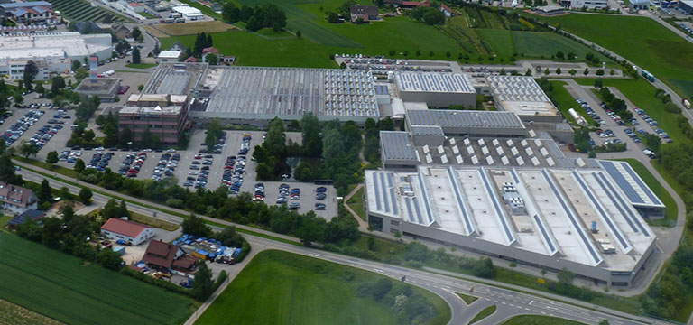 Gebäude des KERN LIEBERS TEXTILE Standorts in Schramberg, Deutschland.